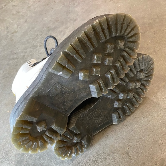 Dr. Martens White Jadon Platform 8 Eye Boots, size 5 - Picture 15 of 16